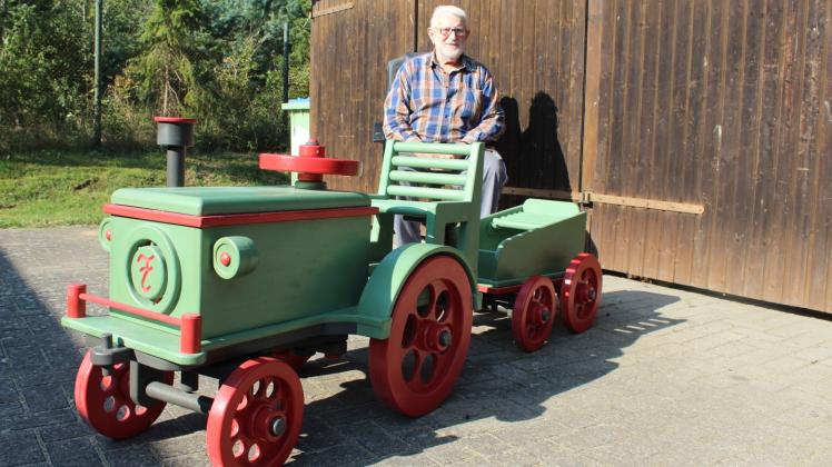 Ein Kindertraum in Rot und Grün: Zwei Monate hat Klaus Schümann an dem Traktor aus Holz gewerkelt und dabei viel Wert auf Details gelegt.