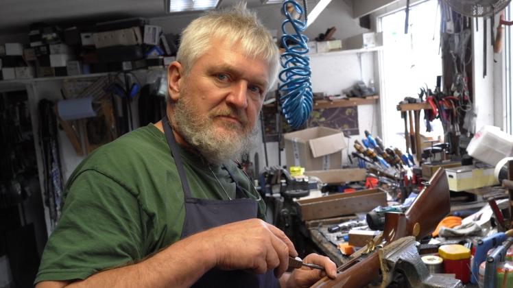 Leidenschaft weitergeben: Unter diesem Motto sieht Büchsenmachermeister Dirk Poltier aus Grabow sein seltenes Handwerk. Das ihn bereits weltweit in der Jägerschaft bekannt gemacht hat. 