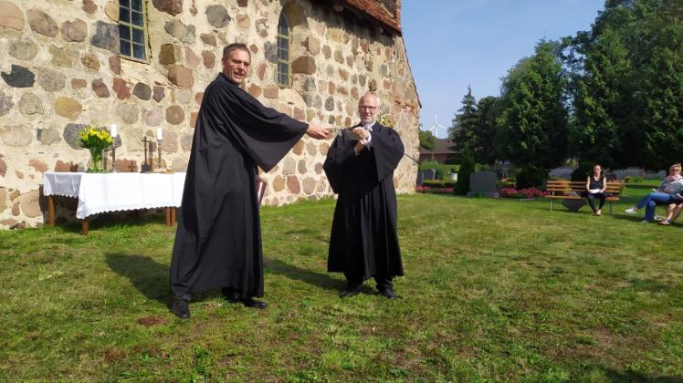 Wechsel an der Spitze im Pfarrsprengel Westprignitz: Pfarrer Peter Raziwill überreicht symbolisch die Schlüssel an Helmut Kautz. 