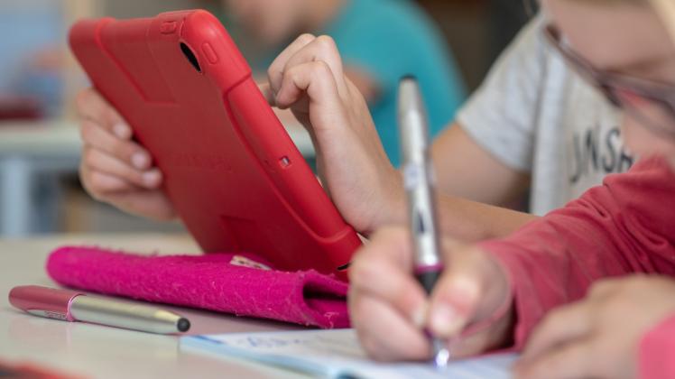 Sollte heutzutage selbstverständlich sein: Kinder lernen mit Tablets. Sollte heutzutage selbstverständlich sein: Kinder lernen mit Tablets.