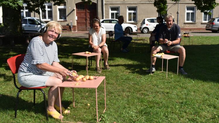 Gespräche beim Kartoffelschälen: Marina Wennrich, Heidi Rabovski und Hans-Jürgen Legath (v.l.) gefiel das Kunstprojekt Gedanken-Räume in MV an der Alten Schule in Krakow am See. 