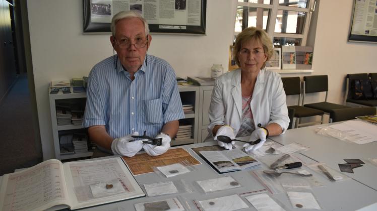 Zu den neuesten Funden der Archäologiegruppe Schwerin/Ludwigslust gehören eine Schermaschine und Besteck aus dem ehemaligen KZ Wöbbelin, die Gründungsmitglied Detlev Nagel und Fachgruppenleiterin Ramona Ramsenthaler präsentieren. Zu den neuesten Funden der Archäologiegruppe Schwerin/Ludwigslust gehören eine Schermaschine und Besteck aus dem ehemaligen KZ Wöbbelin, die Gründungsmitglied Detlev Nagel und Fachgruppenleiterin Ramona Ramsenthaler präsentieren.