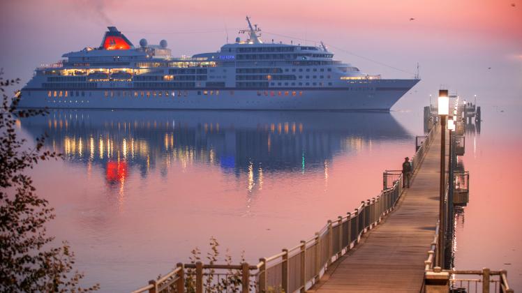 Das Kreuzfahrtschiff «Europa» passiert am frühen Morgen die Seebrücke in Wismar-Wendorf auf dem Weg zum Hafen.