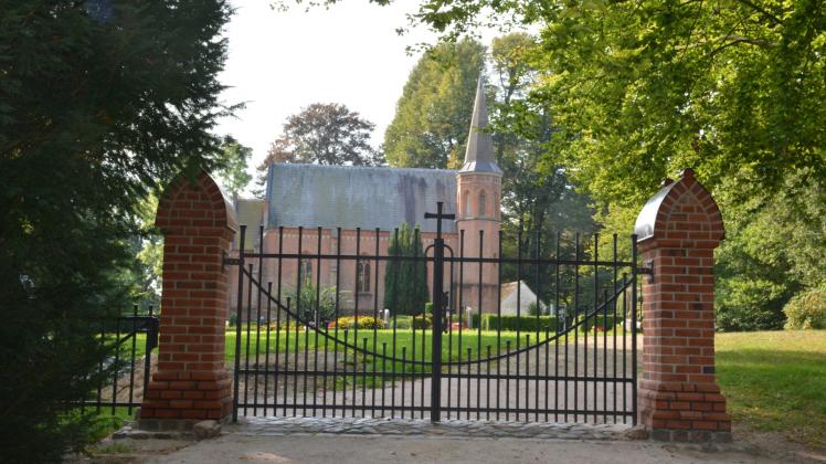 Als ob es schon seit langem dort steht: Das neue schmiedeeiserne Tor für Friedhof und Kirche im Zarrentiner Ortsteil Neuhof ist fertig. 
