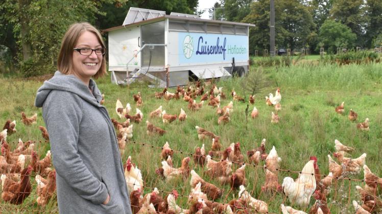 Sie freut sich über die Natur, die glücklichen Hühner auf dem Luisenhof und auf die Bio-Landpartie am Sonntag: Hofleiterin Jana Luck. 