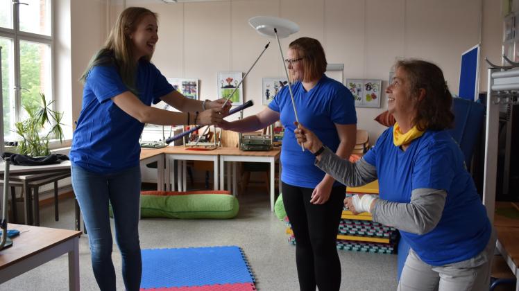 Viel Spaß beim Jonglieren und Balancieren haben Rita Güldenpenning, Chantal und Hanna (v.r.) vom Zebef. 