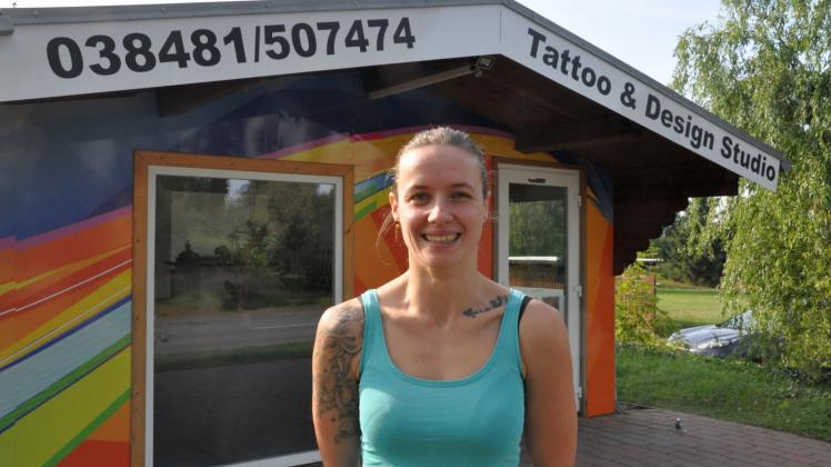 Sie hat ihr Tattoo-Studio in einem Dorf eröffnet: Ina Hamann vor ihrem Geschäft in Witzin