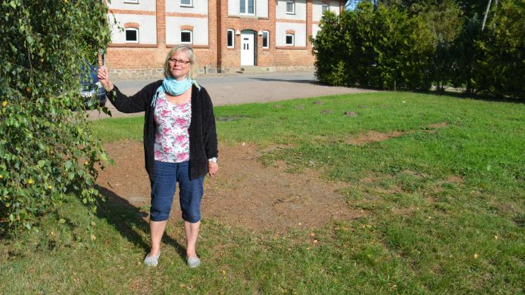 Mitten in Bredentin ist der Neubau eines Spielplatzes geplant. Bürgermeisterin Marita Breitenfeldt hofft dafür auf Fördergelder. 