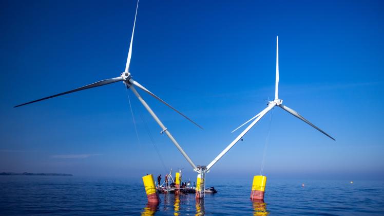 Monteure verankern für Testreihen den Prototyp einer Anlage mit schwimmende Windräder im Greifswalder Bodden. Monteure verankern für Testreihen den Prototyp einer Anlage mit schwimmende Windräder im Greifswalder Bodden.
