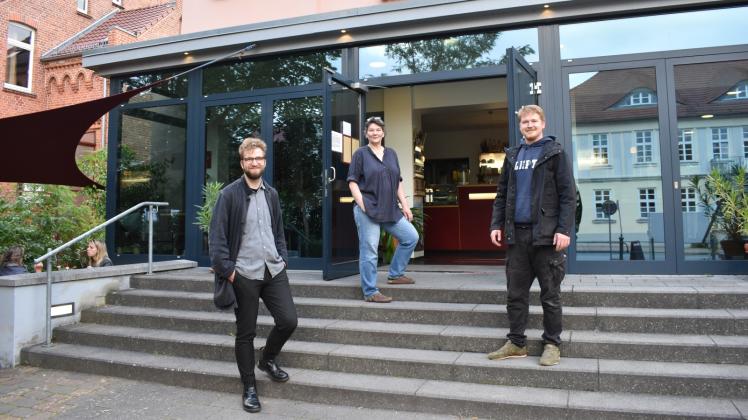 Die fertigen Filme über Ludwigslust werden im Luna Filmtheater gezeigt. Bettina Westermann (Mitte) vom Kino, Zebef-Mitarbeiter Benjamin Schwarz (r.) und Mediengestalter Marcus Wojatschke sind auf die Inhalte der Kinder und Jugendlichen gespannt. Die fertigen Filme über Ludwigslust werden im Luna Filmtheater gezeigt. Bettina Westermann (Mitte) vom Kino, Zebef-Mitarbeiter Benjamin Schwarz (r.) und Mediengestalter Marcus Wojatschke sind auf die Inhalte der Kinder und Jugendlichen gespannt.