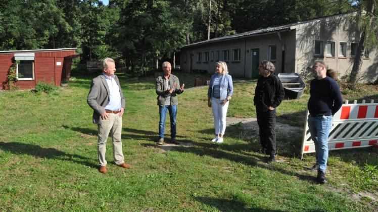 Rundgang in Schlowe: Die Betreiber zeigten Vertretern vom Land das Ferienlager und informierten über Pläne.  