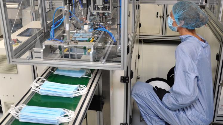 Im Unternehmen BM Bioscience Technology im Investport Laage laufen nun bis zu 800 000 medizinische Atemschutzmasken im Monat vom Band – bei Bedarf bis zu 2,5 Millionen Stück. Im Unternehmen BM Bioscience Technology im Investport Laage laufen nun bis zu 800 000 medizinische Atemschutzmasken im Monat vom Band – bei Bedarf bis zu 2,5 Millionen Stück.