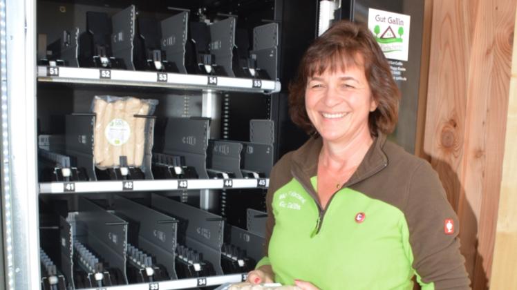 Neu ist die Food-Box in Gallin: Peggy Rasim am neuen Automaten, der auch nach Feierabend Bio-Produkte an die Frau und den Mann bringen soll. 