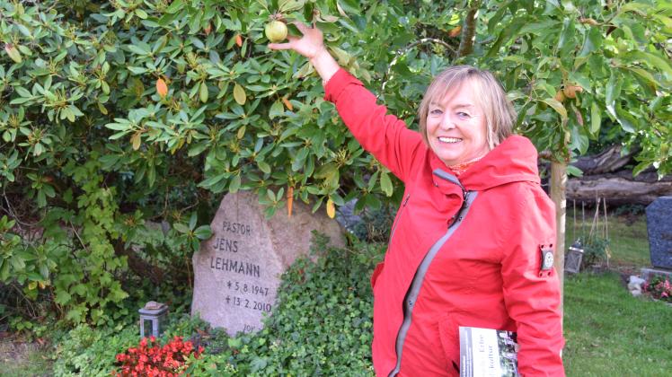 Margarete Salzburg sagt, dass der Friedhof mittlerweile zu einem Treffpunkt geworden ist. Beispielsweise steht am Grab von Pastor Jens Lehmann steht ein Apfelbaum, von dem die Kindergartenkinder Äpfel pflücken können.Ritterbusch