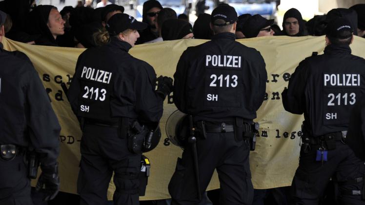Polizisten bei einer Demo gegen Rechts in Neumünster. /Symbolbild /Archiv