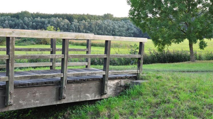 Angefressen vom Zahn der Zeit: Beide Holzbrücken in der Nähe des Schöpfwerkes in Güstrow sind marode und müssen zurückgebaut werden. Angefressen vom Zahn der Zeit: Beide Holzbrücken in der Nähe des Schöpfwerkes in Güstrow sind marode und müssen zurückgebaut werden.