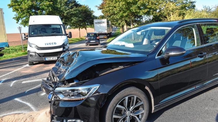Zusammengestoßen: Ein Pkw und ein Kleintransporter kollidierten auf der Kreuzung bei Neuendorf. Zusammengestoßen: Ein Pkw und ein Kleintransporter kollidierten auf der Kreuzung bei Neuendorf.