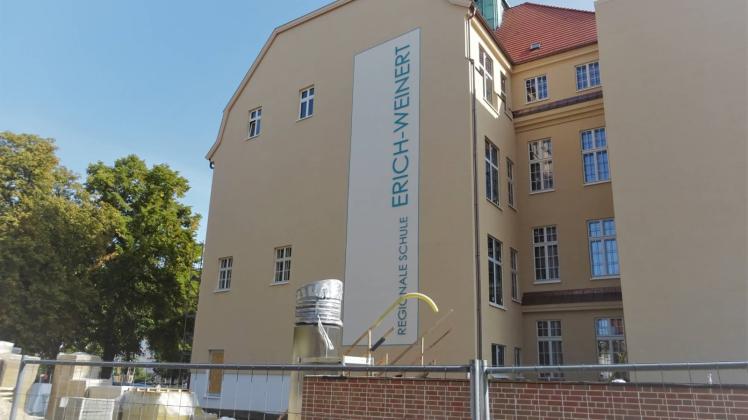 Die Weinertschule in der Paulsstadt wird seit 2018 saniert. Statt zwei Jahren werden die Bauarbeiten drei Jahre dauern. 