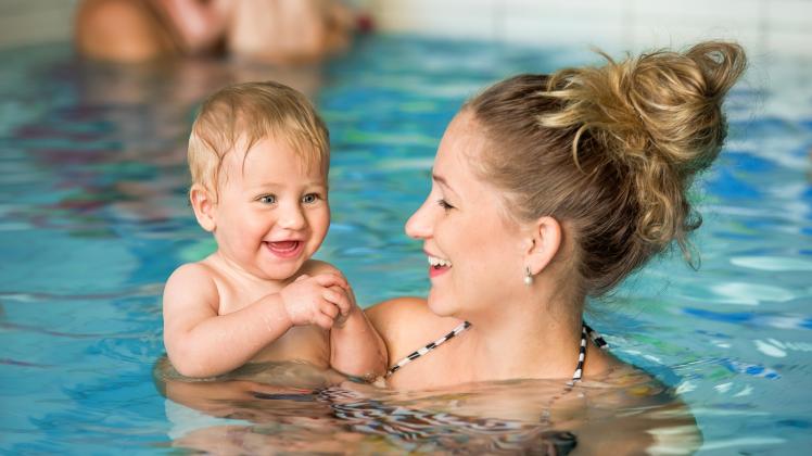 Der direkte Körperkontakt und die richtige Haltung sind entscheidend beim Babyschwimmen. Der direkte Körperkontakt und die richtige Haltung sind entscheidend beim Babyschwimmen.