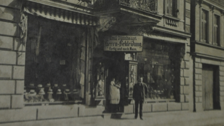 Das Geschäftshaus der Großeltern von Ingeborg Mede 1911 mit Emil und Minna Dünnhaupt sowie ihrer 1910 geborenen Tochter Lotti und einer Mieterin auf dem Balkon 