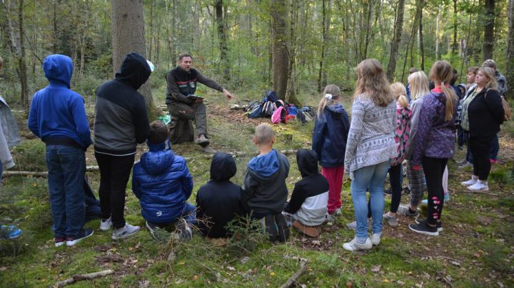 Welche Tiere des Waldes kennt ihr? Förster Sven Kowalski machte den Wald-Unterricht gestern früh für die Hagenower Diesterweg-Schüler interessant. 