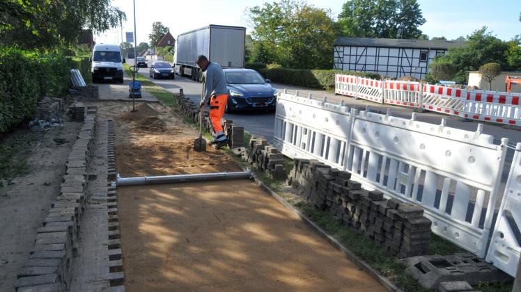 Baustelle Mecklenburgring: Hier ist die neue Trinkwasserleitung schon im Boden. Der Gehweg wird gepflastert. 