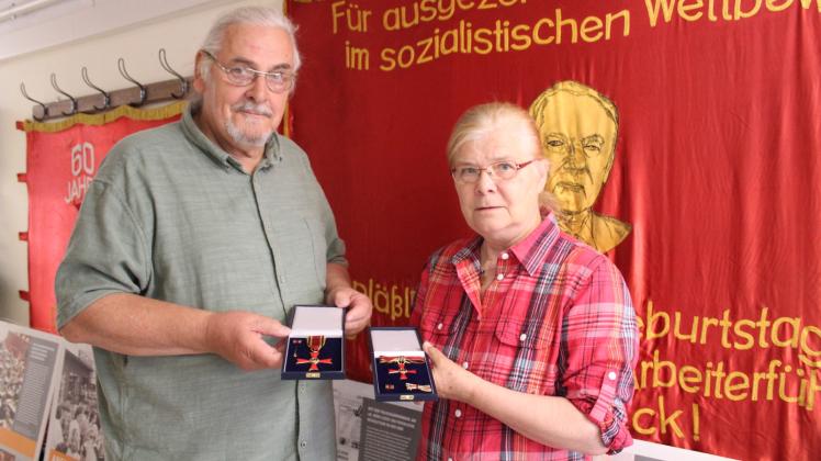 Gisela und Hans-Peter Freimark haben für ihre Erinnerungsarbeit kürzlich das Bundesverdienstkreuz erhalten. Im Hintergrund ein Ausstellungsstück aus dem DDR-Museum in Perleberg. 