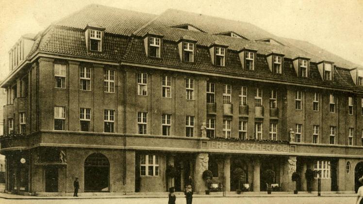 Im Güstrower Hotel „Erbgroßherzog“ fand im Juli 1950 der große Schauprozess gegen die Raiffeisen-Genossenschaft statt.  Repro: Ulrich Schirow 