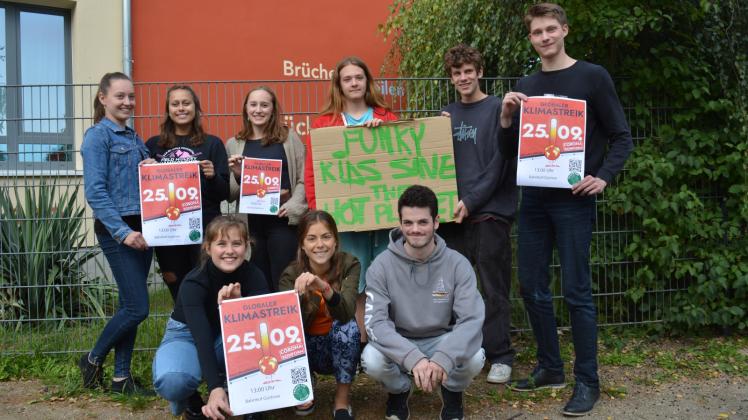 Organisieren die Klimaschutz-Demo in Güstrow: Schüler der Freien Schule mit Veranstaltungsleiter Etienne Reiter (unten r.) 