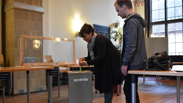 Ordnung muss sein. Vor der Bürgermeisterwahl in Wittenburg wurde die Wahlurne fachgerecht verplombt.
