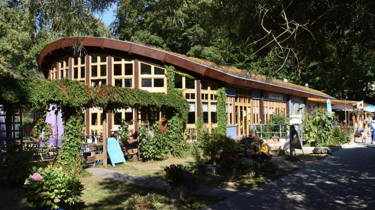 Idyllisch eingebettet in die Natur  zwischen Faulem See und Tierpark-Teichen liegt der Gasthof Zoo. Mit begrünten Dächern und Fassaden wird das Nachhaltigkeitsprinzip betont. 