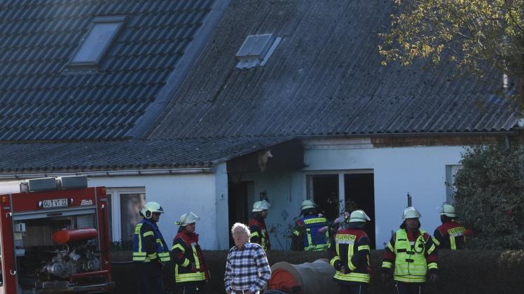 Rauch strömt durch das Dach ins Freie. Rauch strömt durch das Dach ins Freie.