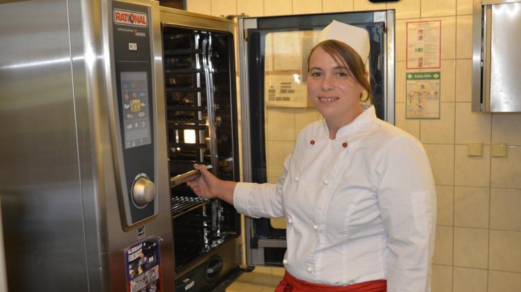 In der Küche des Alten- und Pflegeheims: Seit Frühjahr ist Silvia Stampehl hier Köchin. 