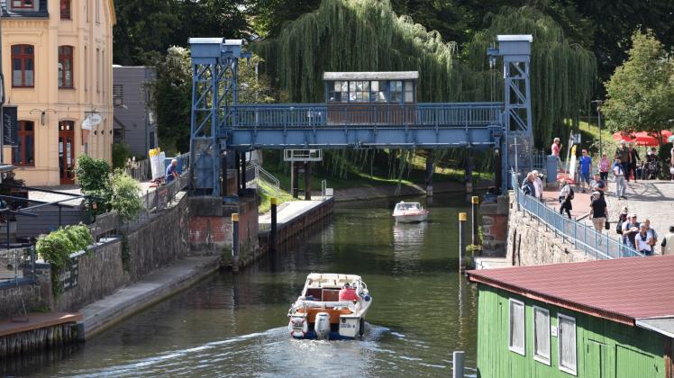Die Hubbrücke in Plau am See ist wegen eines Defekts dauerhaft angehoben und teilt somit die Stadt in zwei Teile. Die Hubbrücke in Plau am See ist wegen eines Defekts dauerhaft angehoben und teilt somit die Stadt in zwei Teile.