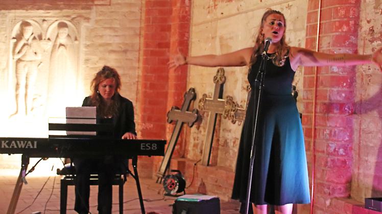 Das Chanson-Duo Marie-Luise Böning (Gesang) und Lena Schmidt (Piano) brachten zum zweiten Mal die Gäste der Eickelberger Kirche in Stimmung. 