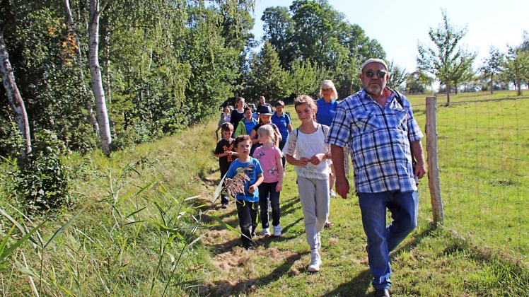 Die Familienwanderung soll zumindest zwei Mal im Jahr auf dem Plan des Kulturausschusses stehen. Die erste führte Bürgermeister Sieghard Dörge an und hatte über Geschichte und Natur viel zu berichten. Die Familienwanderung soll zumindest zwei Mal im Jahr auf dem Plan des Kulturausschusses stehen. Die erste führte Bürgermeister Sieghard Dörge an und hatte über Geschichte und Natur viel zu berichten.