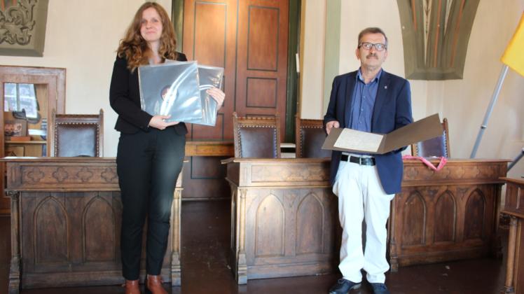 Zwei Schellackplatten und ein handgeschriebener Brief: Museumsleiterin Anja Pöpplau (l.) freut sich. Fotos: Oliver Gierens (2) Zwei Schellackplatten und ein handgeschriebener Brief: Museumsleiterin Anja Pöpplau (l.) freut sich. Fotos: Oliver Gierens (2)