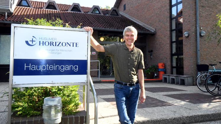 Hans Pahl-Christiansen vor dem Gebäude der seit 2019 nach GWÖ-Richtlinien bilanzierten „Horizonte“.