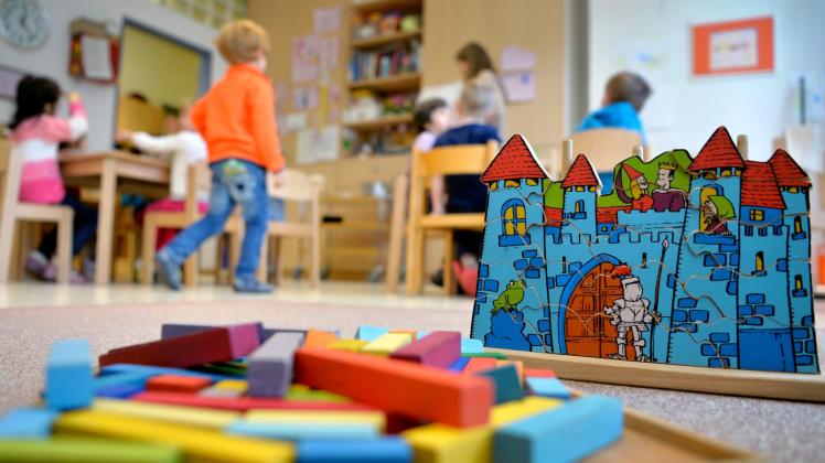 Lange warten auf Genehmigung: Eltern, die für die Betreuung ihrer Kinder in einer Kindertagesstätte im Landkreis Rostock einen so genannten Berechtigungsschein brauchen, sind genervt.