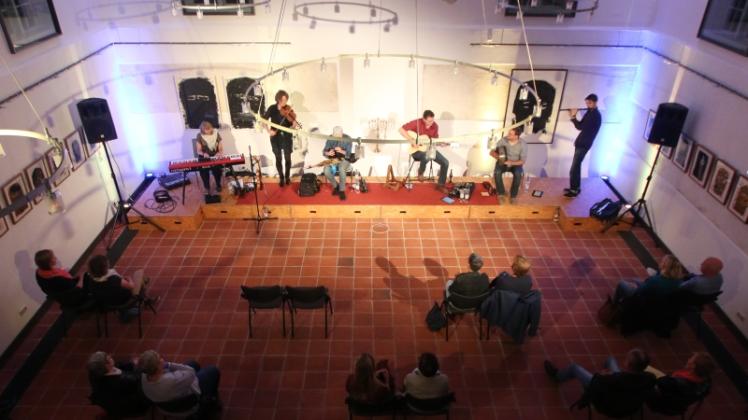 Konzert mit Abstand: In der Alten Synagoge spielte unter Corona-Bedingungen die Irish Folk Band „Larún“. Konzert mit Abstand: In der Alten Synagoge spielte unter Corona-Bedingungen die Irish Folk Band „Larún“.