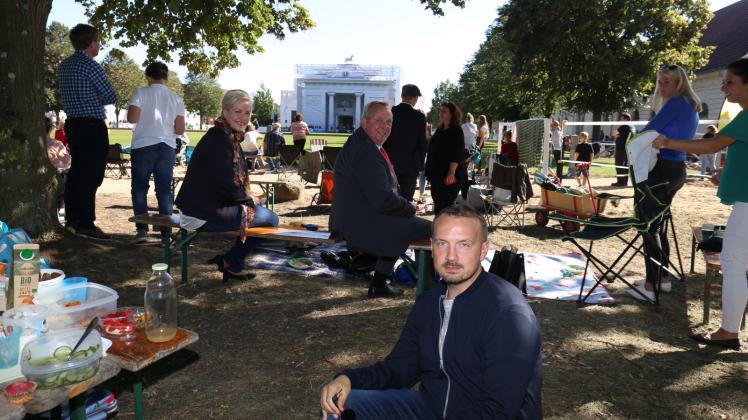 Nicht gestellt, die SPD-Familie des Landes hat das letzte Pferde-Picknick im Landgestüt zu einem privaten Fest in entspannter Atmopshäre genutzt. Ministerpräsidentin Manuela Schwesig (li.) würdigte das Bekenntnis des Landes zum Gestüt als Ort der Pferdezeucht aber auch vieler Veranstaltungen. Nicht gestellt, die SPD-Familie des Landes hat das letzte Pferde-Picknick im Landgestüt zu einem privaten Fest in entspannter Atmopshäre genutzt. Ministerpräsidentin Manuela Schwesig (li.) würdigte das Bekenntnis des Landes zum Gestüt als Ort der Pferdezeucht aber auch vieler Veranstaltungen.