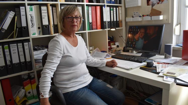 Büro in den eigenen vier Wänden: Christiane Mende ist als Vereinsberaterin der Sportjugend vom Kreissportbund des Landkreises Rostock verabschiedet worden.