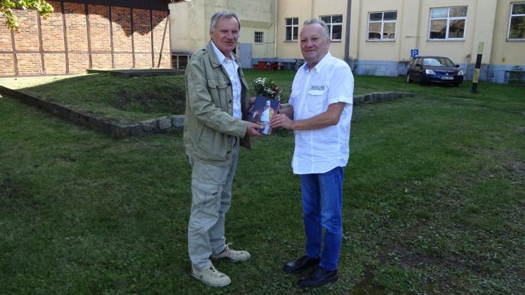 Lothar Wuttke (l.) dankt Ralf von Hagen für sein Engagement für das Nähmaschinenwerk.