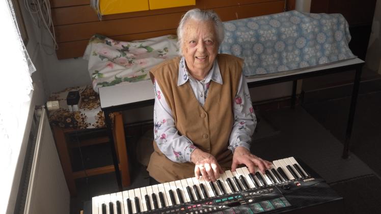 Musik ist ihr Leben: Jeden Tag spielt Erna Isbarn auf ihrem Keyboard. Das halte sie jung, meint die 94-Jährige.  