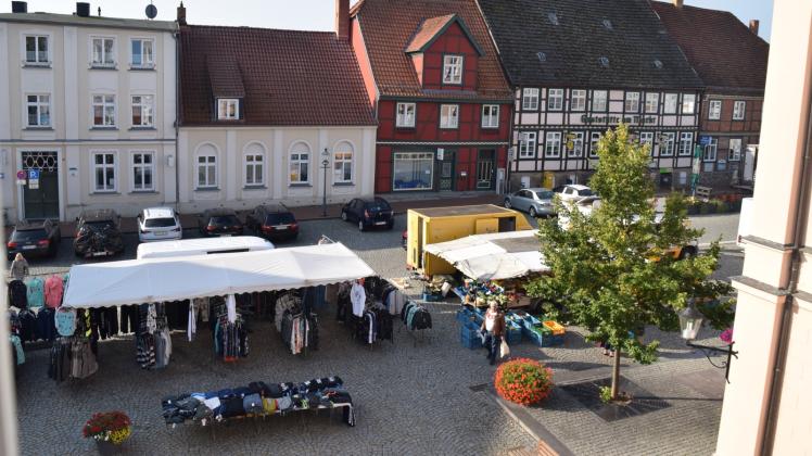 Blick auf den Sternberger Marktplatz mit den Marktständen
