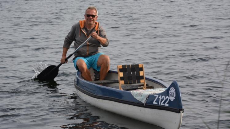 Wurde von Rangern des Biosphärenreservates überprüft: Dirk Hoffmann aus Hamburg darf mit seiner Bootsregistrierung nicht in den mecklenburgischen Teil des Schaalsees fahren. In Mecklenburg-Vorpommern sind nur Boote zugelassen, die auch dort registriert wurden.