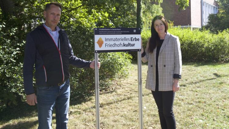 Neues Schild auf dem Alten Friedhof: Sandra Poschmann und René Lendzian vom Eigenbetrieb SDS brachten die Tafel zut Friedhofskultur an. 