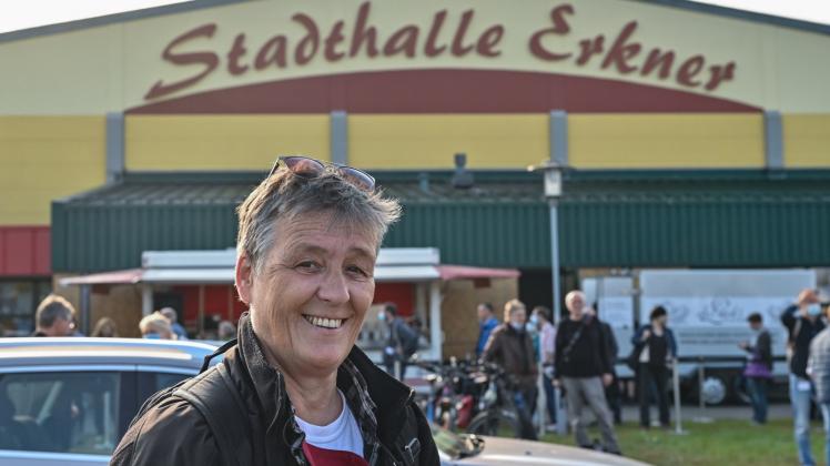 Die Chefin der Bürgerinitiative Grünheide, Manuela Hoyer, vor der Stadthalle in Erkner. Die Chefin der Bürgerinitiative Grünheide, Manuela Hoyer, vor der Stadthalle in Erkner.