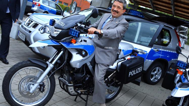 Lorenz Caffier auf einem neuen geländegängigen Polizeimotorrad im Jahr 2011. 