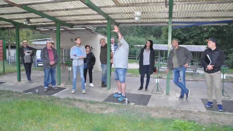 Debatte auf dem Schießplatz: Jörg Niephagen (M.) erklärt, was aus Sicht des Vereins für den Lärmschutz möglich ist. Debatte auf dem Schießplatz: Jörg Niephagen (M.) erklärt, was aus Sicht des Vereins für den Lärmschutz möglich ist.